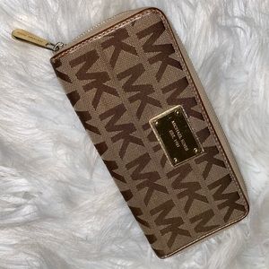 Michael Kors - Monogram Wallet